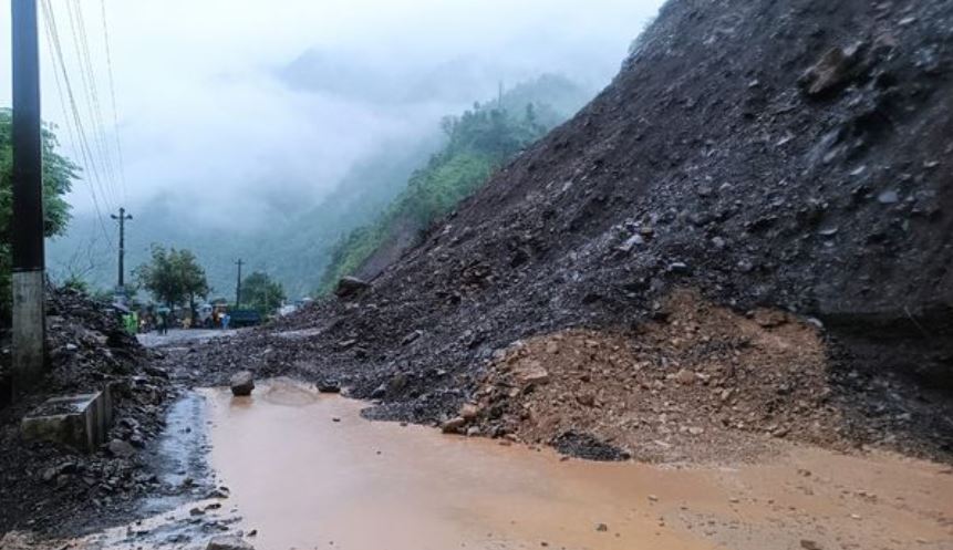 पहिरोका कारण देशका यी १० स्थानका सडक अवरुद्ध